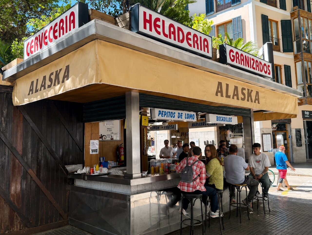 Vista del Bar Alaska en la Plaza del Mercat de Palma con clientes disfrutando