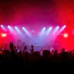 Escenario de BCM con luces y p&uacute;blico disfrutando de la m&uacute;sica electr&oacute;nica