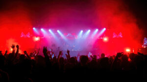 Escenario de BCM con luces y p&uacute;blico disfrutando de la m&uacute;sica electr&oacute;nica