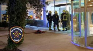 Bomberos de Mallorca en la entrada de un hotel tras un incendio