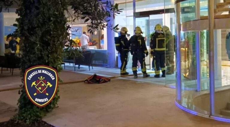 Bomberos de Mallorca en la entrada de un hotel tras un incendio