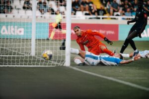 Brandon Thomas en un partido de f&uacute;tbol en Chipre