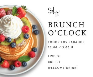 Deliciosos pancakes con frutas y crema en un brunch