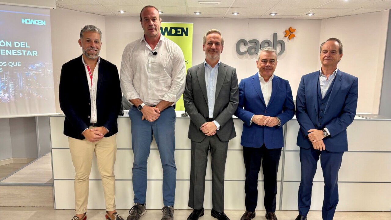 Cinco hombres en una conferencia sobre bienestar y salud laboral en CAEB.