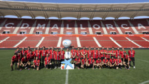 Grupo de aficionados del RCD Mallorca en el estadio Son Moix