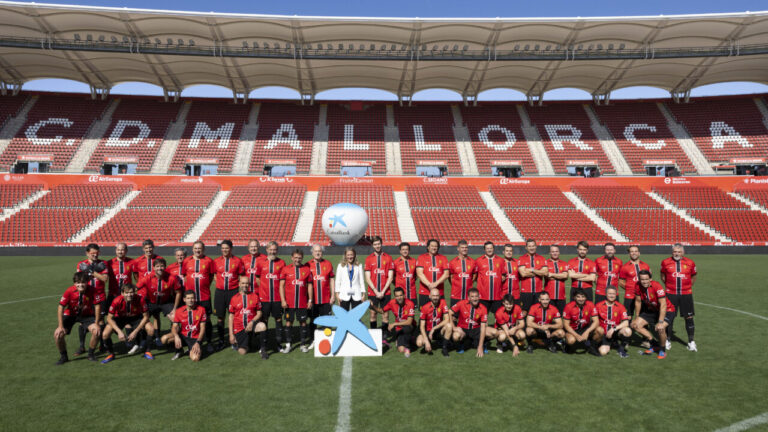 Grupo de aficionados del RCD Mallorca en el estadio Son Moix