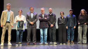 Inauguraci&oacute;n del ciclo Calvi&agrave; PhotoFilm con varios ponentes en el escenario.
