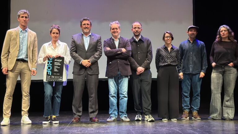 Inauguración del ciclo Calvià PhotoFilm con varios ponentes en el escenario.