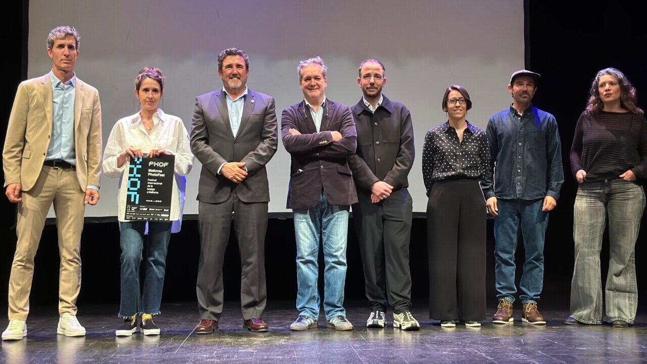 Inauguraci&oacute;n del ciclo Calvi&agrave; PhotoFilm con varios ponentes en el escenario.