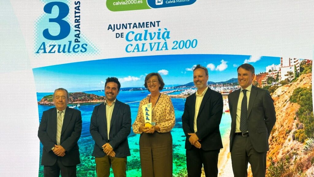 Entrega de la distinci&oacute;n Pajarita Ilustre al Ayuntamiento de Calvi&agrave; por reciclaje