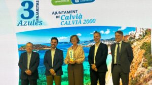 Entrega de la distinci&oacute;n Pajarita Ilustre al Ayuntamiento de Calvi&agrave; por reciclaje
