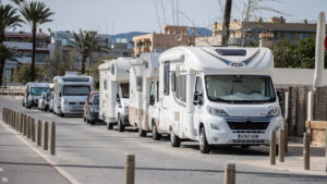 Caravanas estacionadas en una calle de Ciudad Jard&iacute;n