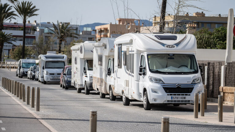Caravanas estacionadas en una calle de Ciudad Jard&iacute;n