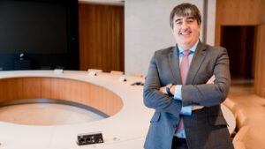 Carlos Aso, CEO de Andbank, en una sala de reuniones moderna.