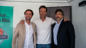 Carlos Moy&agrave; junto a dos personas en el Social Club AM