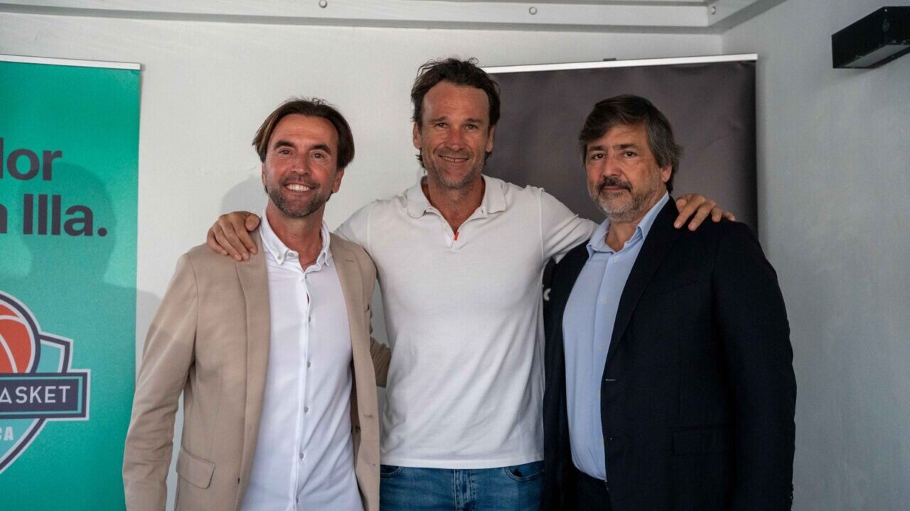 Carlos Moy&agrave; junto a dos personas en el Social Club AM