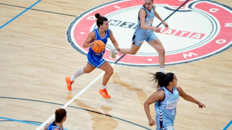 Carmen Grande jugando baloncesto con el equipo Azulmarino