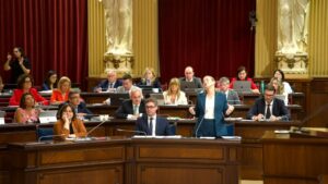 Diputados en el Parlament durante un intenso debate pol&iacute;tico