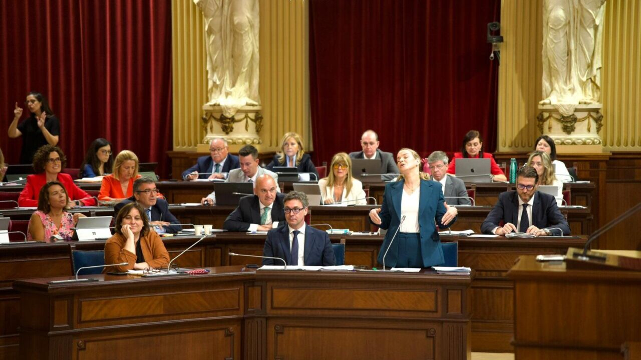 Diputados en el Parlament durante un intenso debate pol&iacute;tico