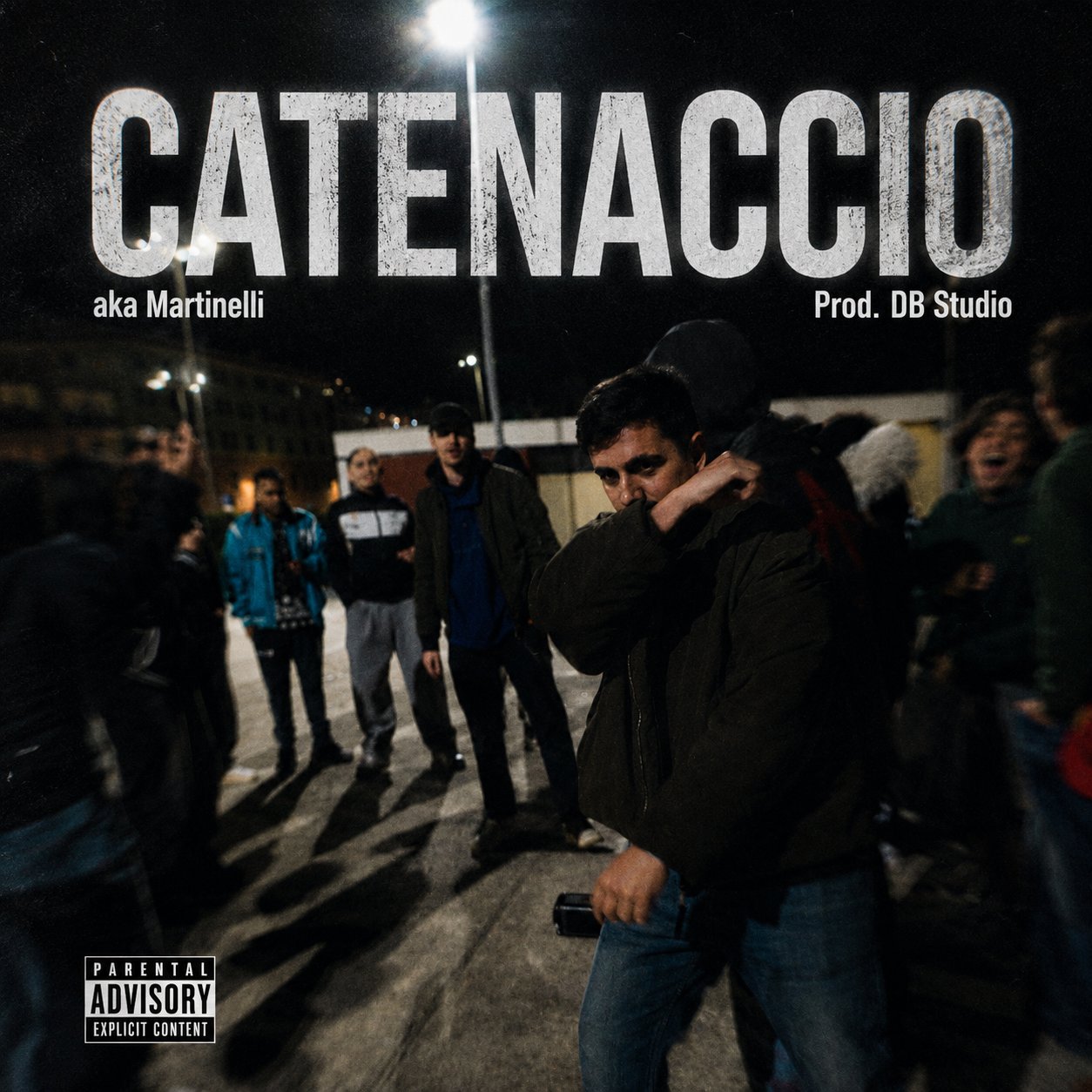 Grupo de personas en un ambiente urbano durante la noche
