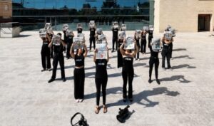 Estudiantes de Comunicaci&oacute;n posan con peri&oacute;dicos en un acto simb&oacute;lico