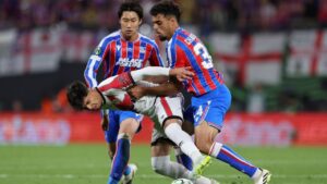 Chadi Riad en acci&oacute;n durante la final de la Conference League 2026