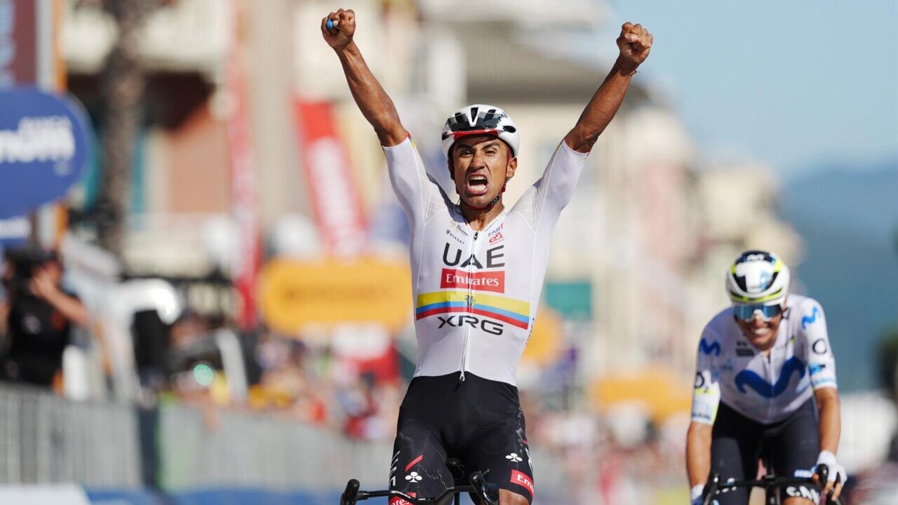 Jhonatan Narv&aacute;ez celebra su victoria en el Giro de Italia 2026.