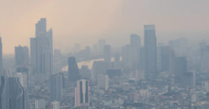 Vista de una ciudad envuelta en niebla y contaminaci&oacute;n atmosf&eacute;rica