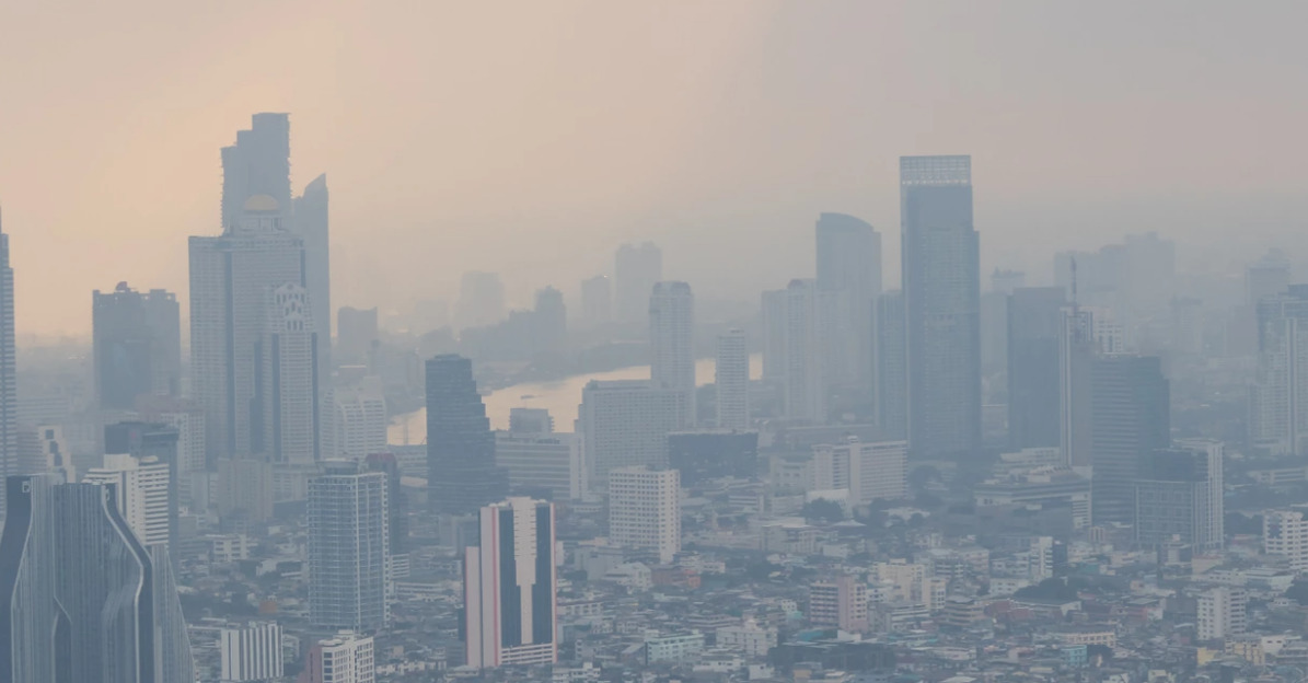 Vista de una ciudad envuelta en niebla y contaminaci&oacute;n atmosf&eacute;rica