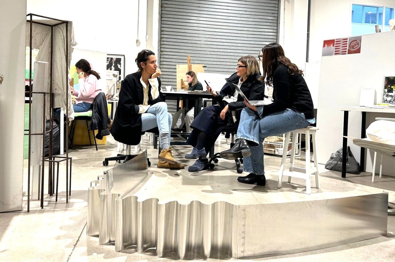 Claudia Tittel, Amparo Sard y una alumna discutiendo sobre una obra de arte.