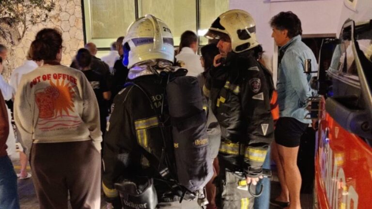 Personas evacuadas de un hotel tras un incendio en s'Illot