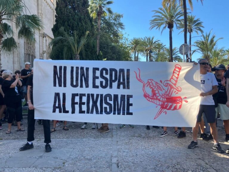 Manifestantes sosteniendo una pancarta en la concentración contra el fascismo