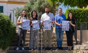 Grupo de personas sosteniendo carteles del concierto ben&eacute;fico en Marratx&iacute;