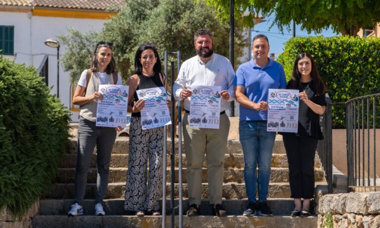 Grupo de personas sosteniendo carteles del concierto benéfico en Marratxí