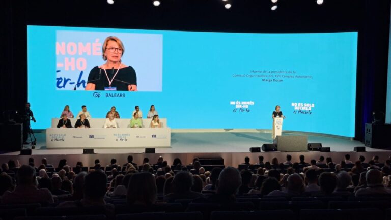 Marga Dur&aacute;n presenta el informe en el congreso del PP en Palma