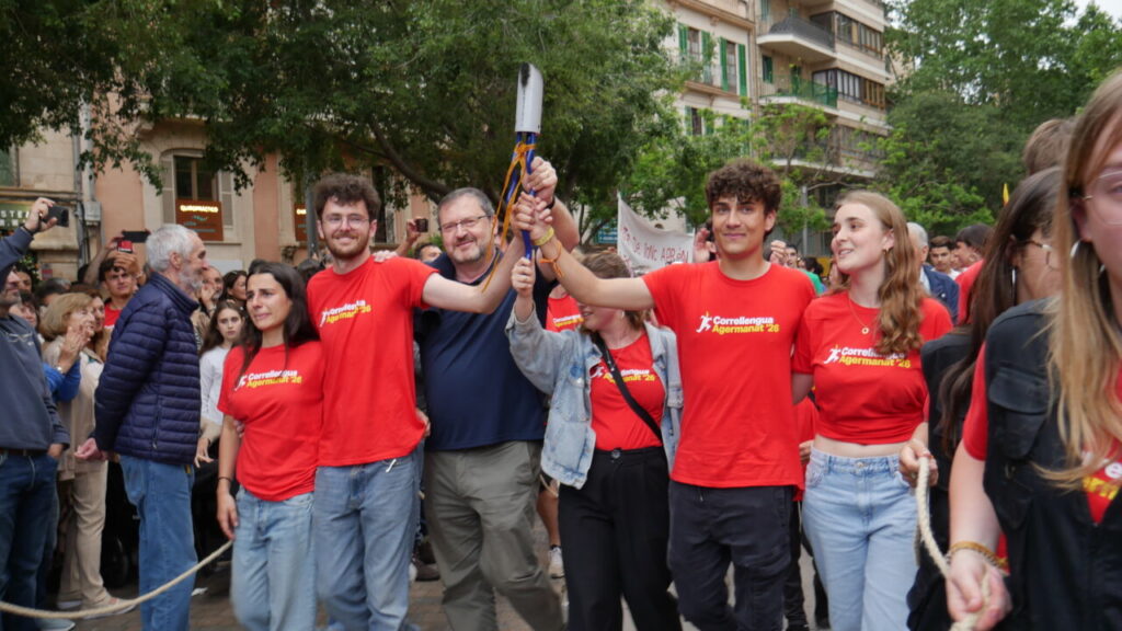 Grupo de personas sosteniendo la antorcha del Correllengua en Palma