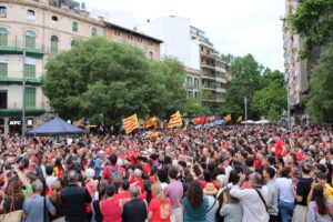 Multitudinario acto del Correllengua Agermanat en Palma con banderas catalanas