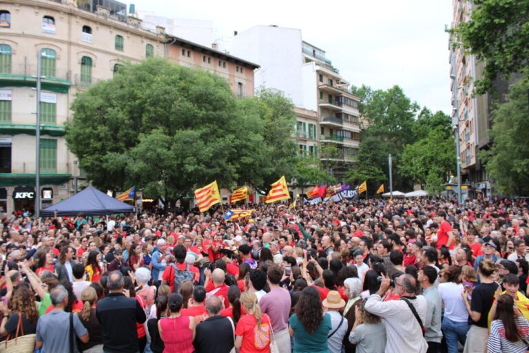 Multitudinario acto del Correllengua Agermanat en Palma con banderas catalanas