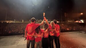 Grupo de personas en un concierto levantando una antorcha en Felanitx