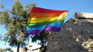 Bandera del orgullo LGTBIQ+ ondeando en un evento