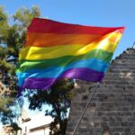 Bandera del orgullo LGTBIQ+ ondeando en un evento