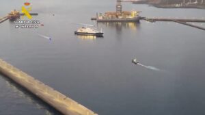 Vista a&eacute;rea del crucero MV Hondius anclado en el puerto de Granadilla, Tenerife.