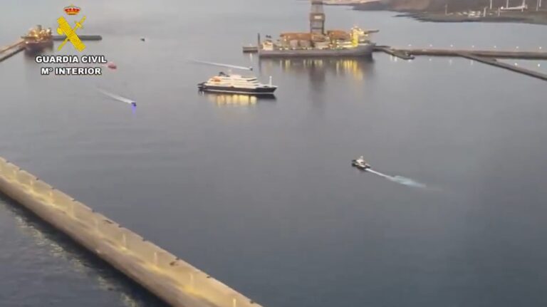 Vista a&eacute;rea del crucero MV Hondius anclado en el puerto de Granadilla, Tenerife.
