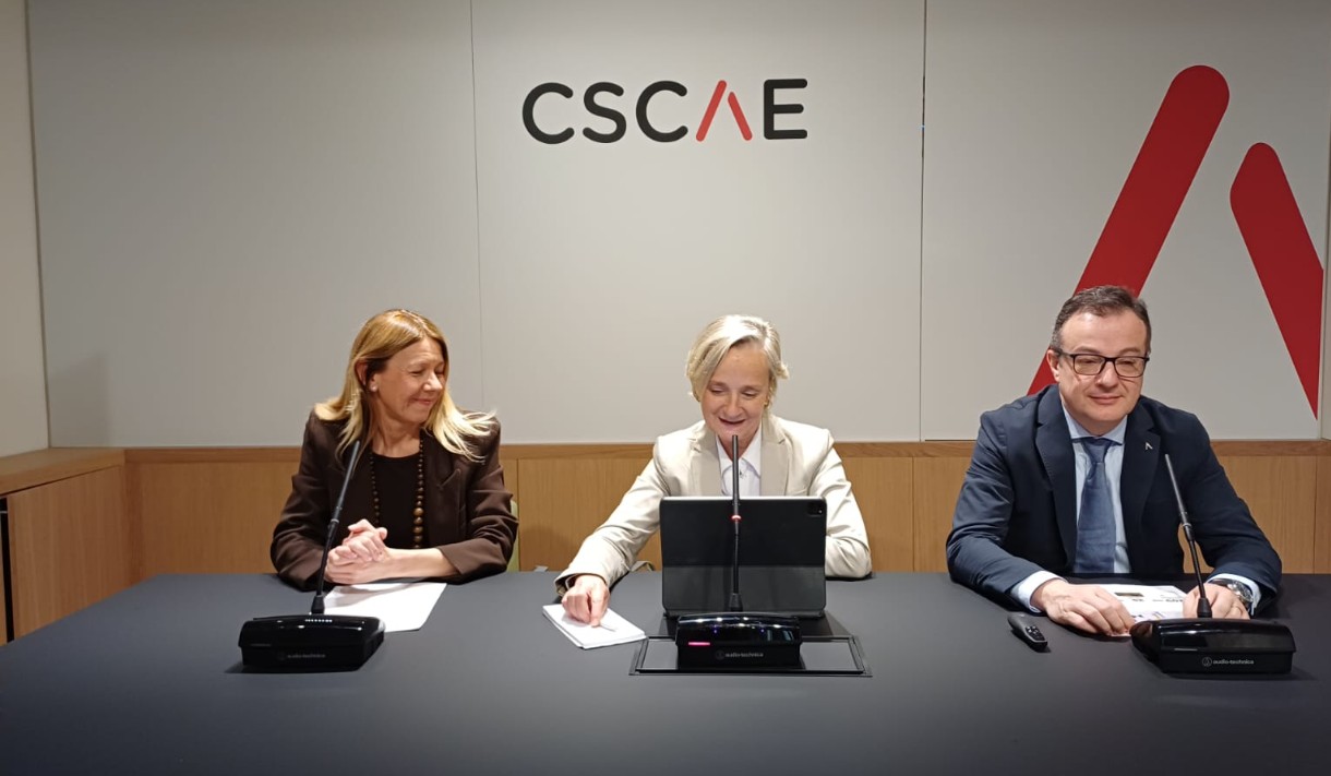 La presidenta del CSCSAE junto a su equipo directivo durante una intervenci&oacute;n