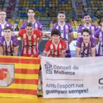 Equipo de voleibol CV Manacor posando con banderas en el campo