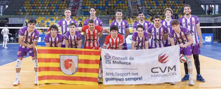 Equipo de voleibol CV Manacor posando con banderas en el campo