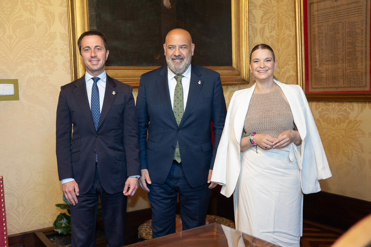 Tres personas posando en el Debate del Estado de Ciudad en Palma.