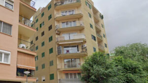 Bomberos y t&eacute;cnicos inspeccionan el edificio de Palma que sufri&oacute; un derrumbe