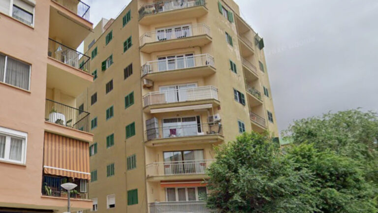 Bomberos y t&eacute;cnicos inspeccionan el edificio de Palma que sufri&oacute; un derrumbe