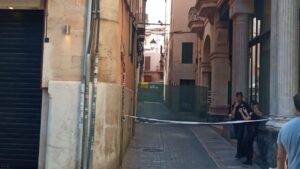 Derrumbe de un edificio en Palma, calle Can Pueyo, con presencia policial.